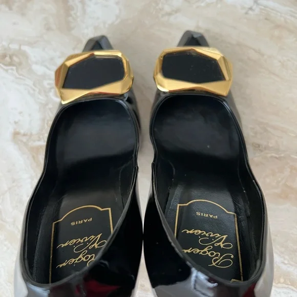 Roger Vivier patent leather gold logo high heels shoes 35,5 us 5,5